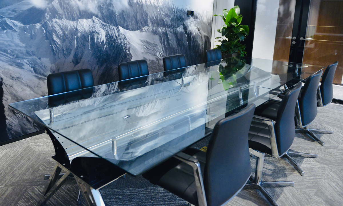 Boeing 737 Leading Edge Wing Desk
